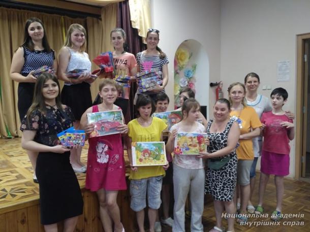 Курсанти та студенти ННІ №3 привітали підшефних
