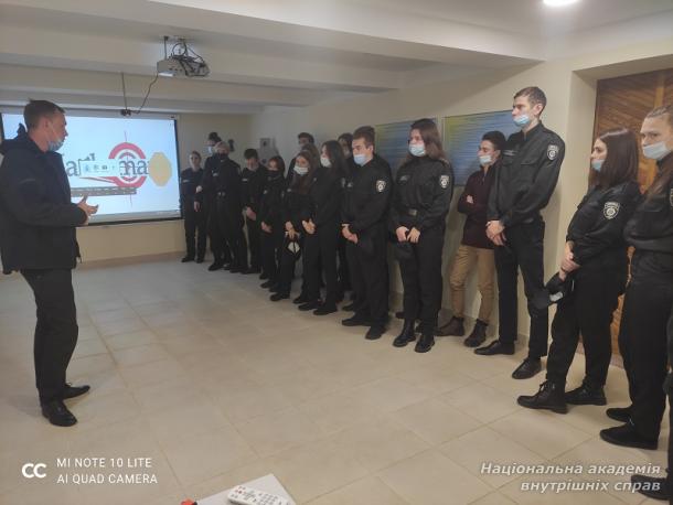 Ознайомча екскурсія центральним корпусом академії для першокурсників ННІ № 2 