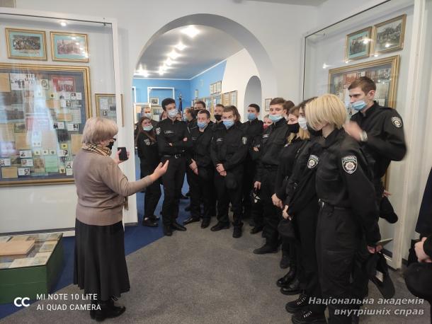 Ознайомча екскурсія центральним корпусом академії для першокурсників ННІ № 2 