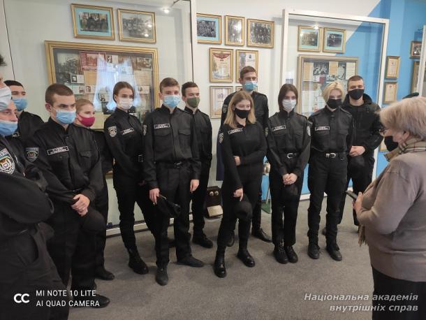 Ознайомча екскурсія центральним корпусом академії для першокурсників ННІ № 2 