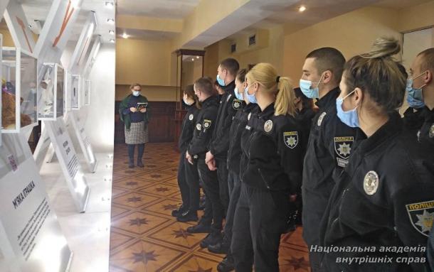 Курсанти-випускники ННІ № 3 НАВС відвідали постійну виставку-інсталяцію, присвячену протидії насильству в сім’ї