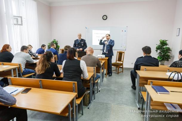 Проведення бінарного заняття англійською мовою зі слідчими Національної поліції