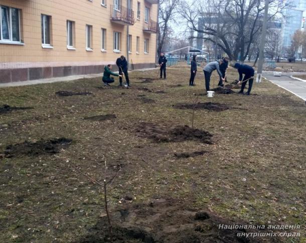 Студенти та курсанти ННІ №3 до свята 8 Березня висадили фруктовий сад