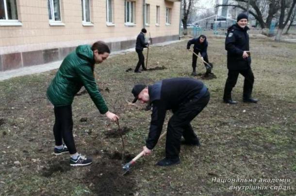 Студенти та курсанти ННІ №3 до свята 8 Березня висадили фруктовий сад