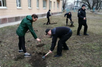 Студенти та курсанти ННІ №3 до свята 8 Березня висадили фруктовий сад Фото