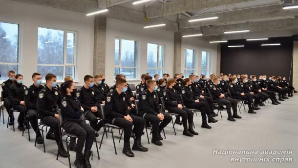 З нагоди Міжнародного дня цивільної авіації до курсантів академії завітали поліцейські Управління авіації та поліції на воді 