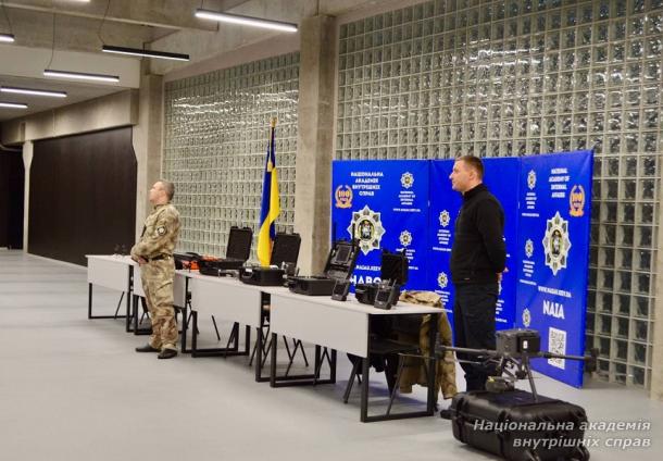 З нагоди Міжнародного дня цивільної авіації до курсантів академії завітали поліцейські Управління авіації та поліції на воді 