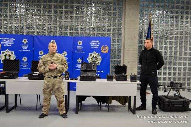 З нагоди Міжнародного дня цивільної авіації до курсантів академії завітали поліцейські Управління авіації та поліції на воді 