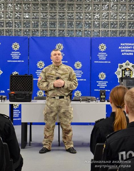 З нагоди Міжнародного дня цивільної авіації до курсантів академії завітали поліцейські Управління авіації та поліції на воді 