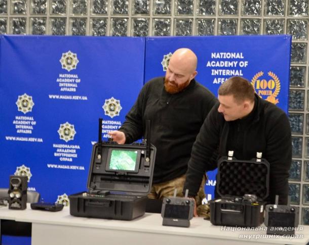 З нагоди Міжнародного дня цивільної авіації до курсантів академії завітали поліцейські Управління авіації та поліції на воді 