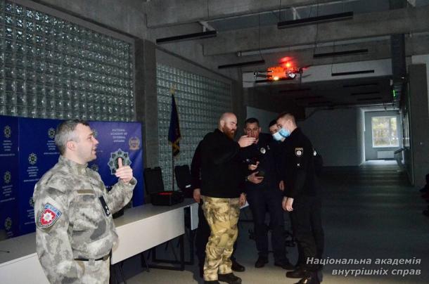 З нагоди Міжнародного дня цивільної авіації до курсантів академії завітали поліцейські Управління авіації та поліції на воді 