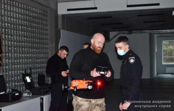 З нагоди Міжнародного дня цивільної авіації до курсантів академії завітали поліцейські Управління авіації та поліції на воді 