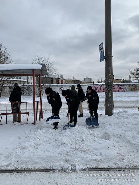 Курсанти ННІ № 2 НАВС допомагають рятувати місто від снігових заметів