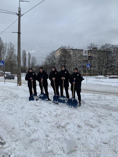 Курсанти ННІ № 2 НАВС допомагають рятувати місто від снігових заметів