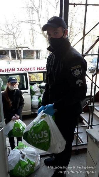 Волонтери НАВС допомогли доставити 1339 продовольчих наборів дарничанам