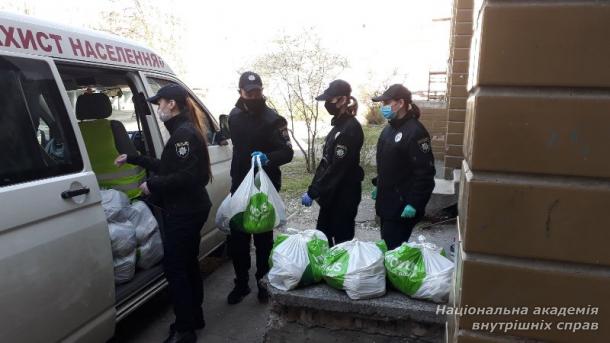 Волонтери НАВС допомогли доставити 1339 продовольчих наборів дарничанам