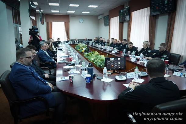  Обмін міжнародним досвідом: у Національній академії внутрішніх справ відбувся практичний семінар за участю поліграфологів Канадської кінної поліції