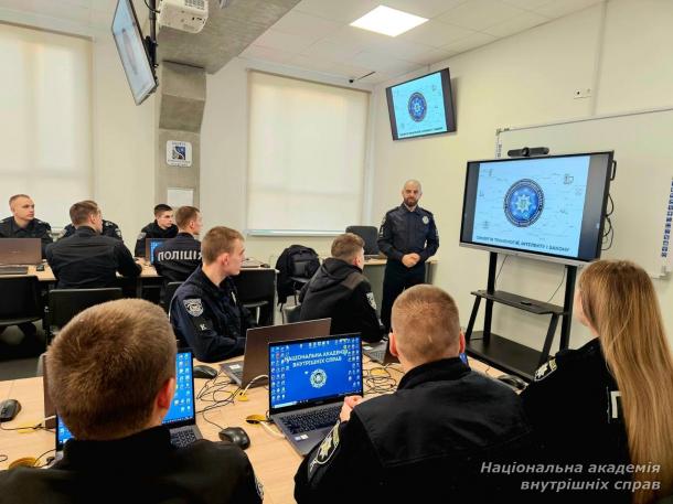 Представники Департаменту кримінального аналізу НПУ проводять цикл лекцій у НАВС