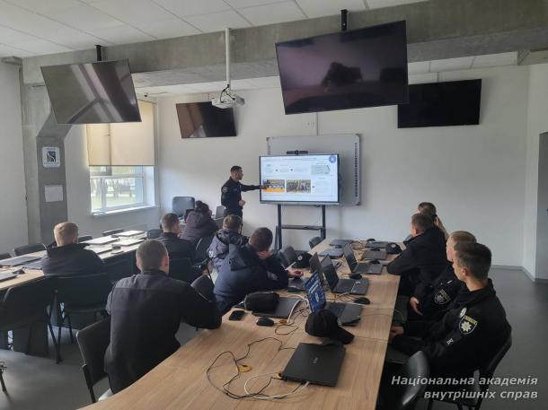 Представники Департаменту кримінального аналізу НПУ проводять цикл лекцій у НАВС