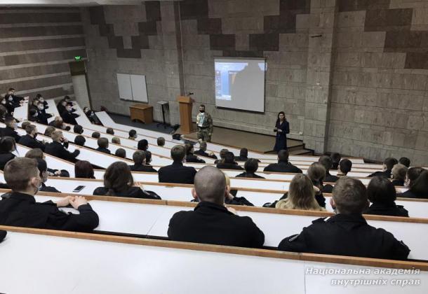 Зустріч курсантів ННІ № 3 НАВС з командиром добровольчого батальйону «Миротворець» Андрієм Бахтовим