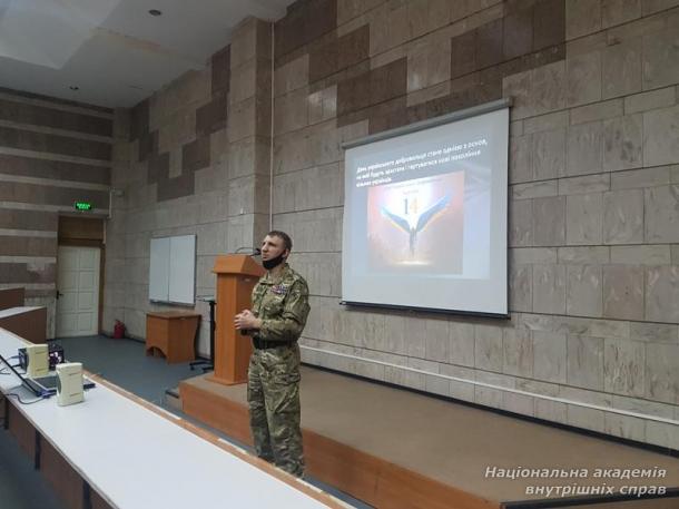 Зустріч курсантів ННІ № 3 НАВС з командиром добровольчого батальйону «Миротворець» Андрієм Бахтовим