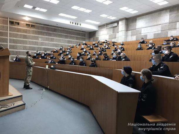 Зустріч курсантів ННІ № 3 НАВС з командиром добровольчого батальйону «Миротворець» Андрієм Бахтовим