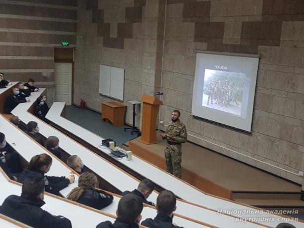 Зустріч курсантів ННІ № 3 НАВС з командиром добровольчого батальйону «Миротворець» Андрієм Бахтовим