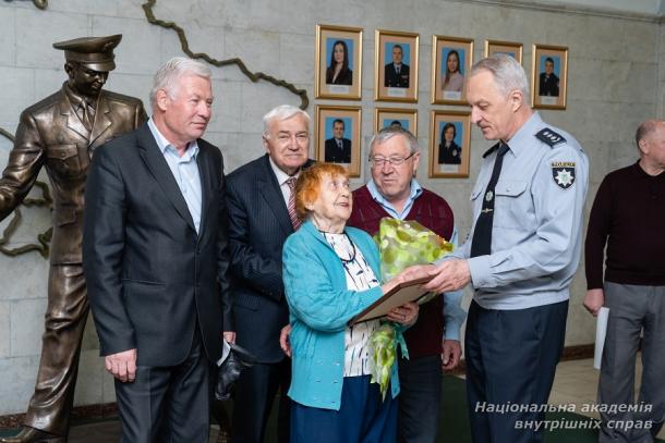 Тернистий шлях достойної людини 