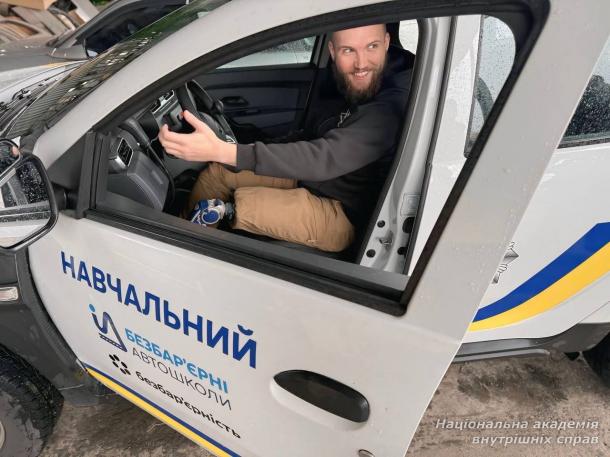 Інструктори безбар’єрної автошколи МВС відвідали ветеранів центру «Титанові»