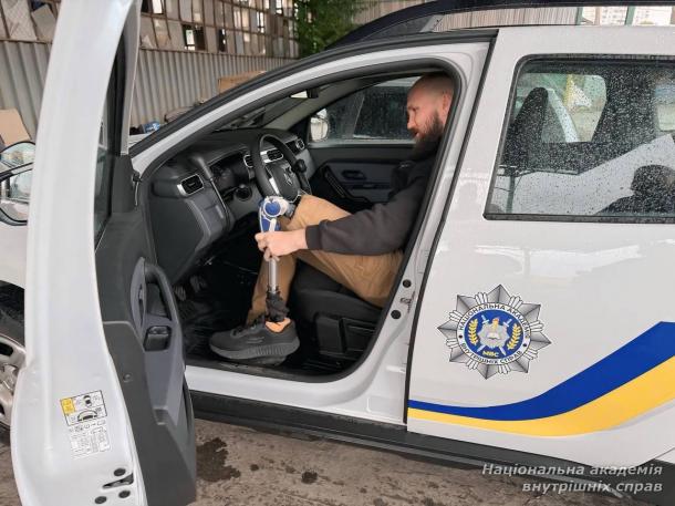 Інструктори безбар’єрної автошколи МВС відвідали ветеранів центру «Титанові»