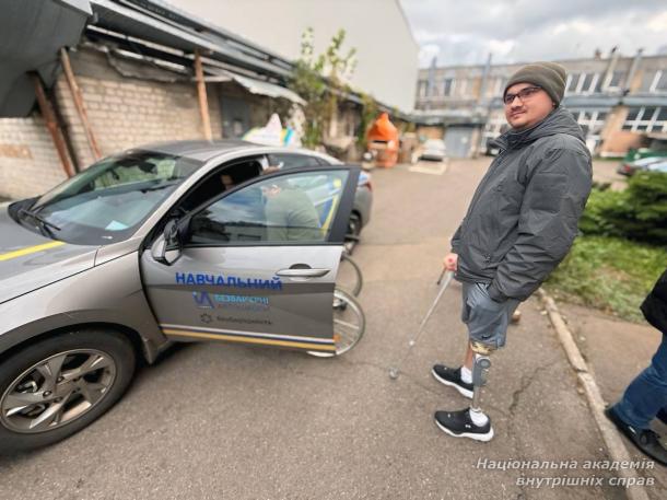 Інструктори безбар’єрної автошколи МВС відвідали ветеранів центру «Титанові»