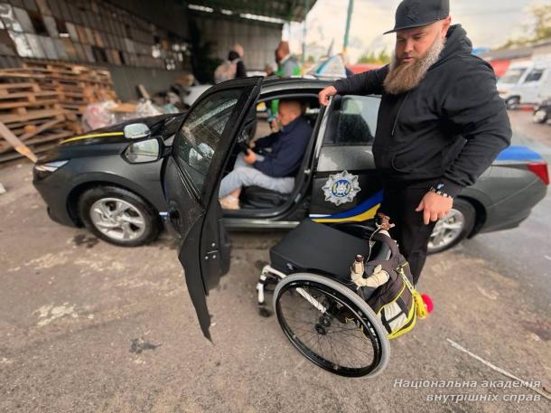 Інструктори безбар’єрної автошколи МВС відвідали ветеранів центру «Титанові»