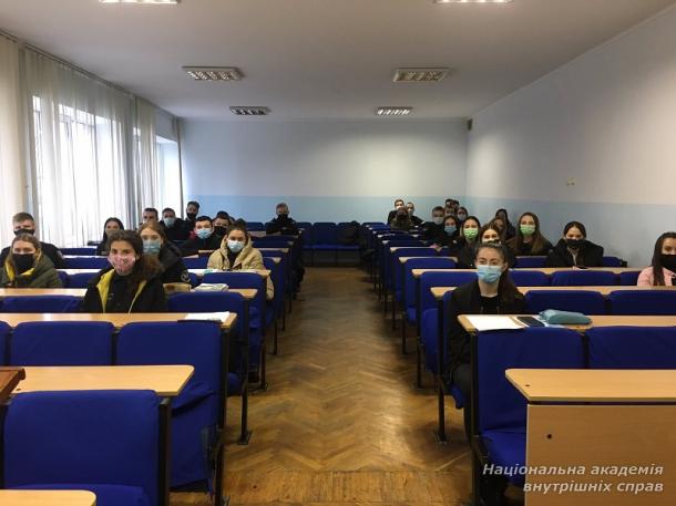 На занятті в ННІ № 2 НАВС – гостя з Департаменту стратегічних розслідувань НПУ