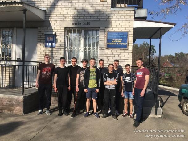 «Трудовий десант» ННІ №3 допомагає колективу підшефного закладу