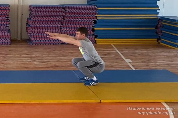 Удосконалюємо техніку виконання вправ із самострахування в здобувачів і працівників НАВС