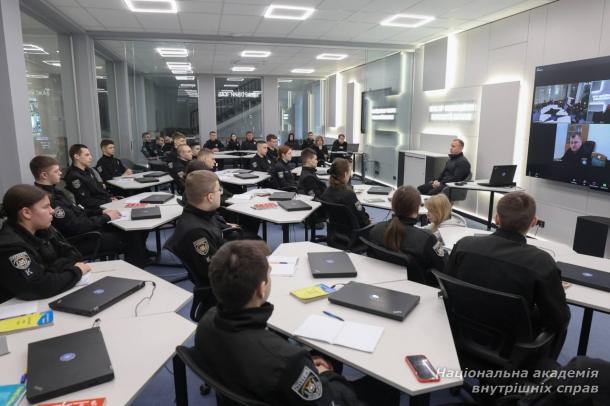 Від огляду місця події до сучасних викликів війни: заступник Голови НПУ Андрій Нєбитов провів лекцію для курсантів НАВС