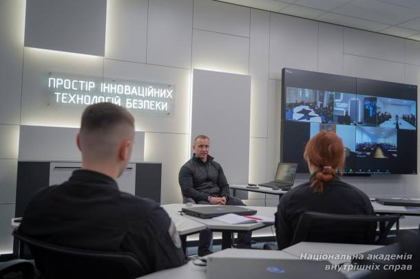 Від огляду місця події до сучасних викликів війни: заступник Голови НПУ Андрій Нєбитов провів лекцію для курсантів НАВС