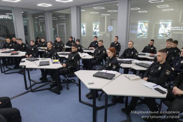 Від огляду місця події до сучасних викликів війни: заступник Голови НПУ Андрій Нєбитов провів лекцію для курсантів НАВС