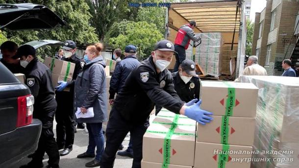 Протягом доби курсанти ННІ № 3 НАВС передали соціально незахищеним дарничанам 500 продовольчих наборів