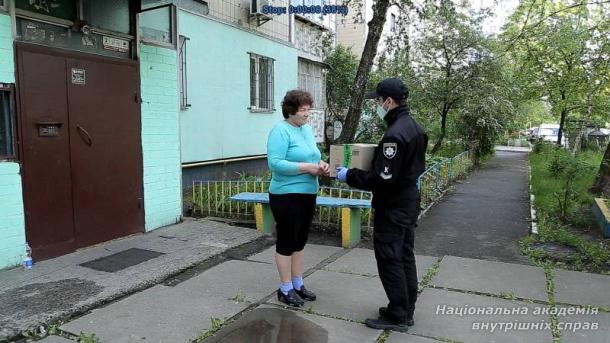 Протягом доби курсанти ННІ № 3 НАВС передали соціально незахищеним дарничанам 500 продовольчих наборів