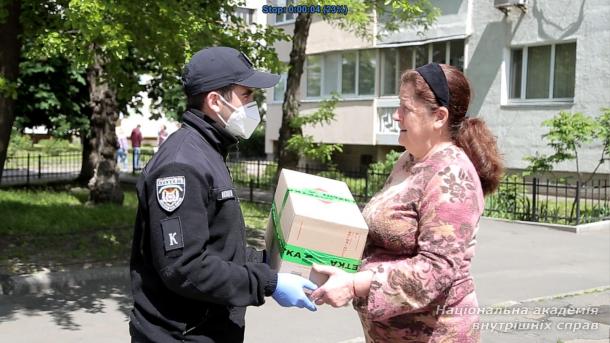Протягом доби курсанти ННІ № 3 НАВС передали соціально незахищеним дарничанам 500 продовольчих наборів