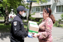 Протягом доби курсанти ННІ № 3 НАВС передали соціально незахищеним дарничанам 500 продовольчих наборів Фото
