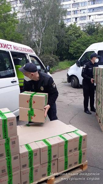 Протягом доби курсанти ННІ № 3 НАВС передали соціально незахищеним дарничанам 500 продовольчих наборів