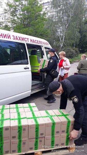 Протягом доби курсанти ННІ № 3 НАВС передали соціально незахищеним дарничанам 500 продовольчих наборів