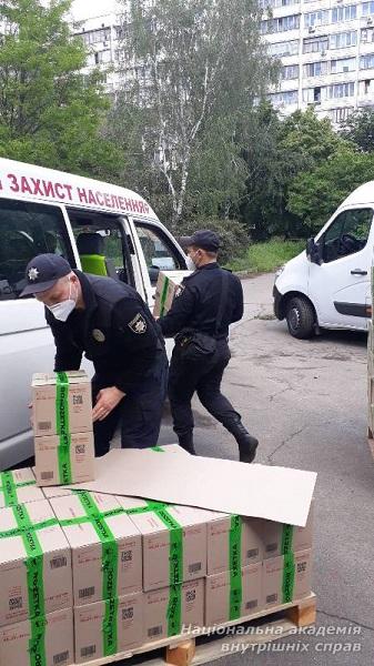 Протягом доби курсанти ННІ № 3 НАВС передали соціально незахищеним дарничанам 500 продовольчих наборів