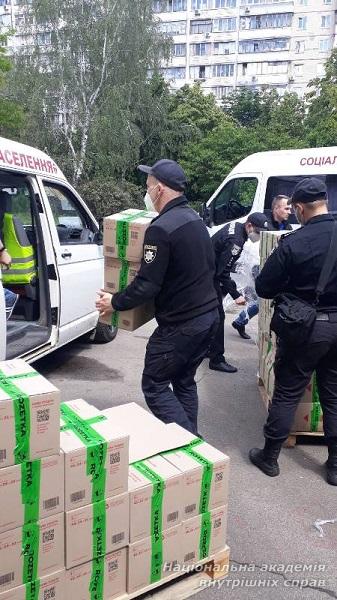 Протягом доби курсанти ННІ № 3 НАВС передали соціально незахищеним дарничанам 500 продовольчих наборів