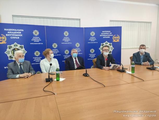 Три питання фахівцю: шлях від практики до науки