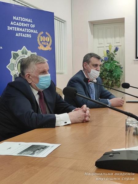 Три питання фахівцю: шлях від практики до науки