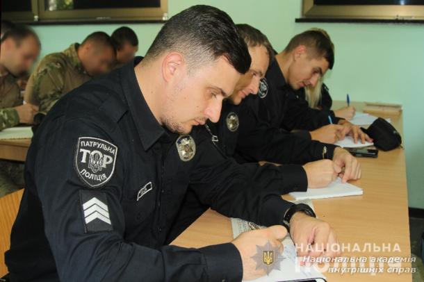 Заняття із кримінального права слухачам НАВС провели досвідчені практики 