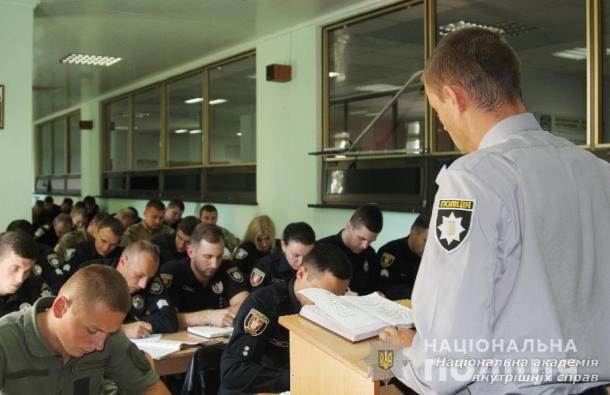 Заняття із кримінального права слухачам НАВС провели досвідчені практики 